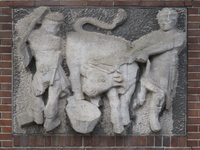 901412 Afbeelding van de grote gevelsteen 'Koeslachting' in 1948, gemaakt door de Utrechtse beeldhouwer Pieter d'Hont ...